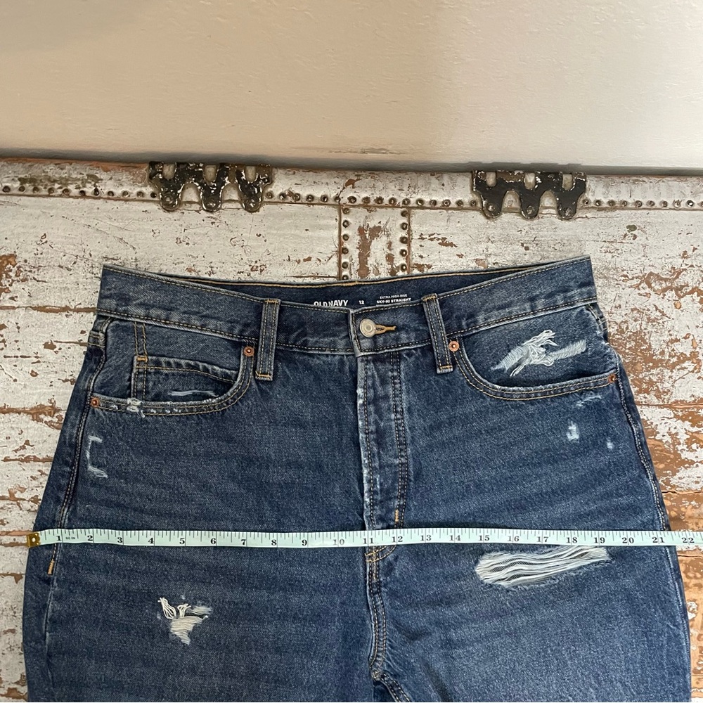 Old Navy Extra High Rise Sky Hi Straight Distressed Jeans - Picture 11 of 14